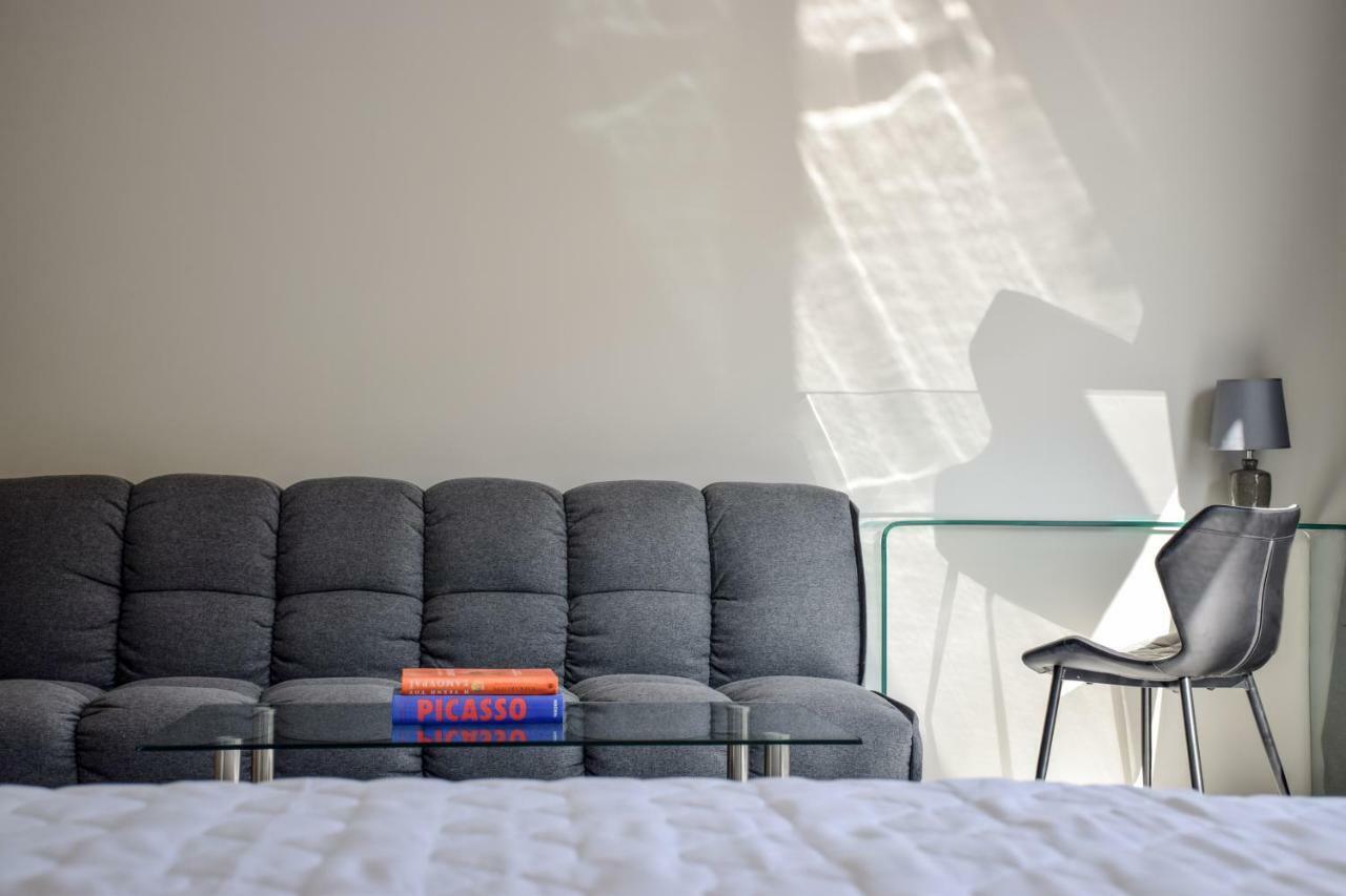 24K Athena Suites Esterno foto