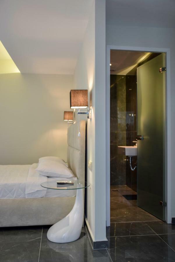 24K Athena Suites Esterno foto